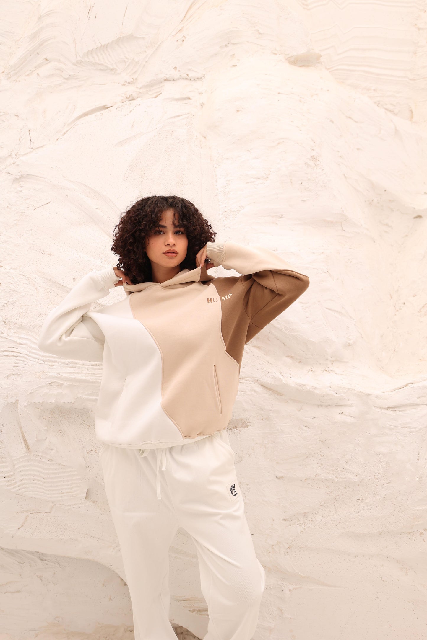 هودي باللون الأبيض الحليبي