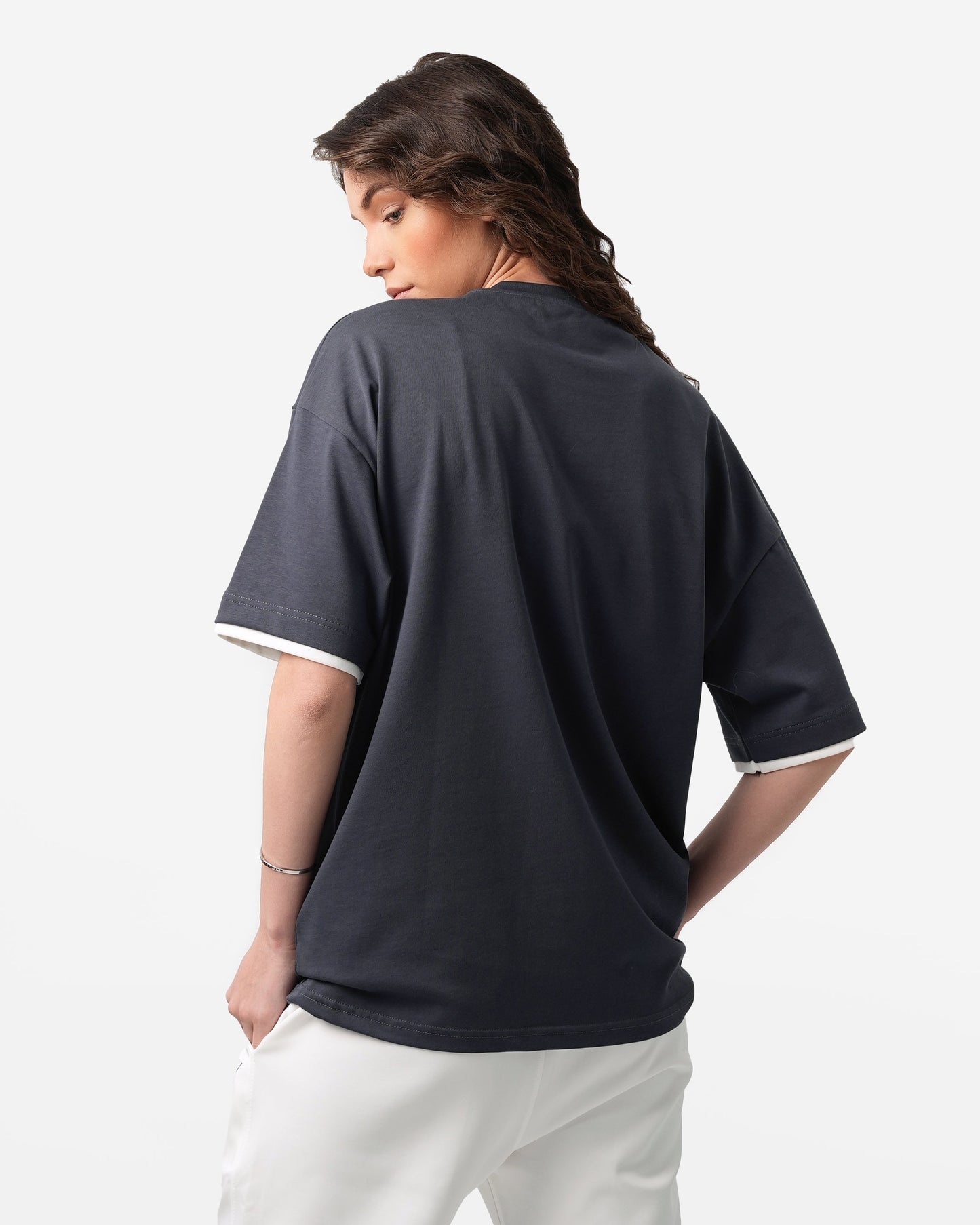 تيشيرت رمادي غامق